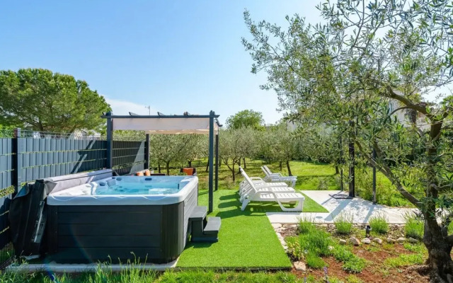 Spacious Apartment With Garden