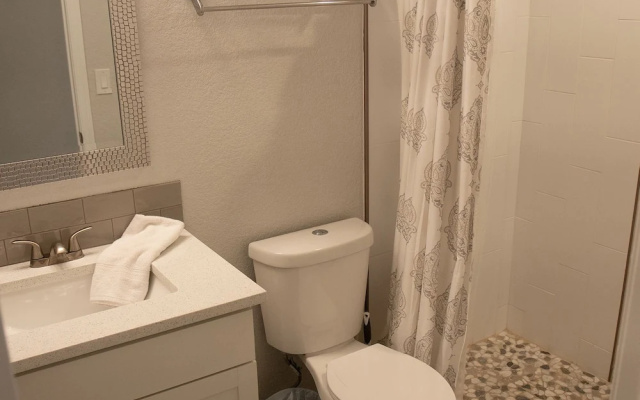 Moreland Retreat Huge Jacuzzi Sleeps 14