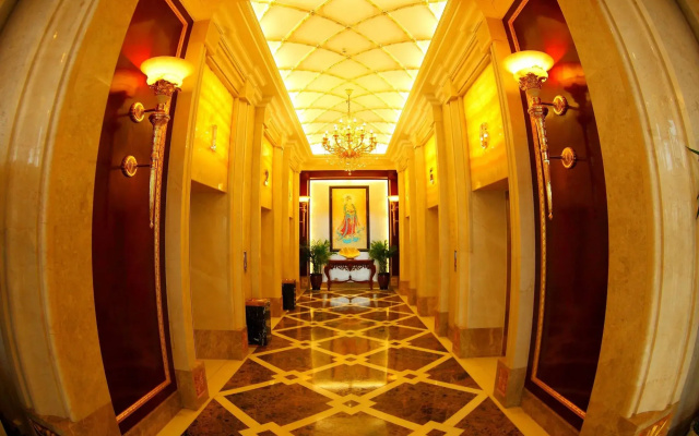 Enrichee Gloria Plaza Hotel