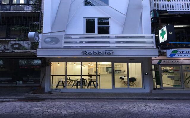 Rabbitat Hostel Бангкок вид на фасад
