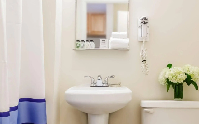 Winthrop Beach Inn and Suites Boston Logan Airport