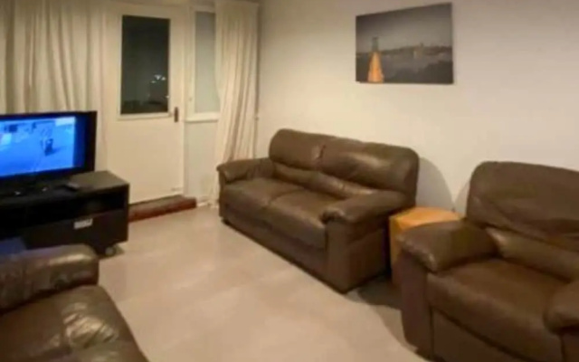 Room in Apartment - Normanton - Family Room With Balcony