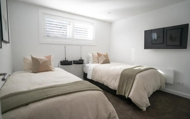 Genoa - Sleeps 6 - Lakefront Apartment