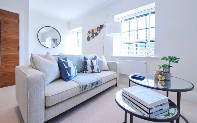 Contemporary Two Bedroom Apartment By The River