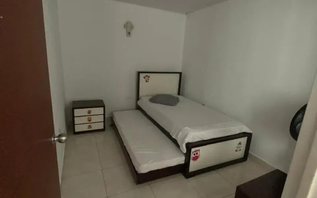 Hermoso apartamento con piscina y ascensor.