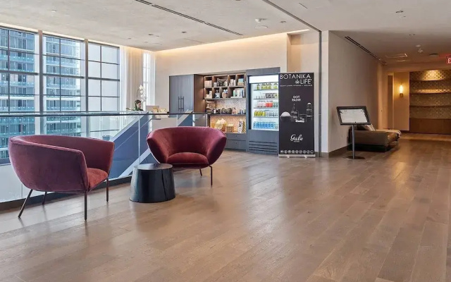 Luxury 1BR Penthouse, Bay & City Views Downtown