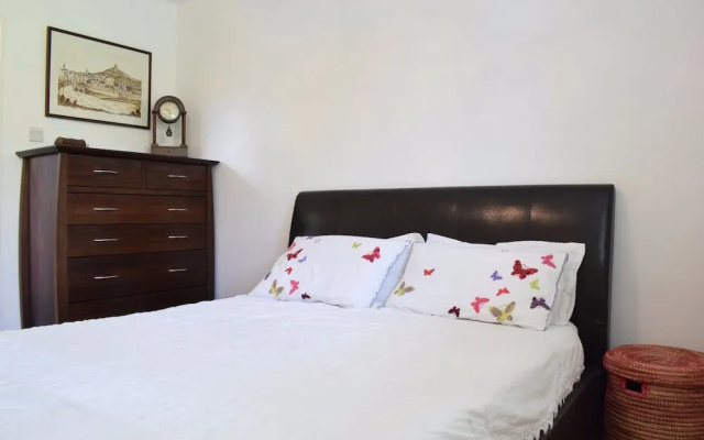 1 Bedroom Apartment With Balcony in Putney
