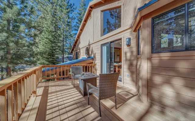 Home 1 Mi to Downhill Ski Resort: Bring Your Pets!