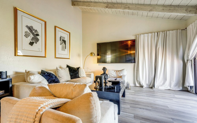 Steps to Golf & Greenbelt! Elegant Scottsdale Unit