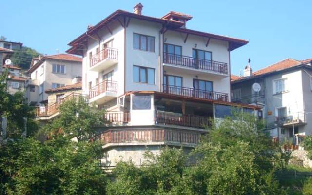 Отель Momchil Unak Guest House Болгария, Чепеларе - отзывы, цены и фото номеров - забронировать отель Momchil Unak Guest House онлайн вид на фасад
