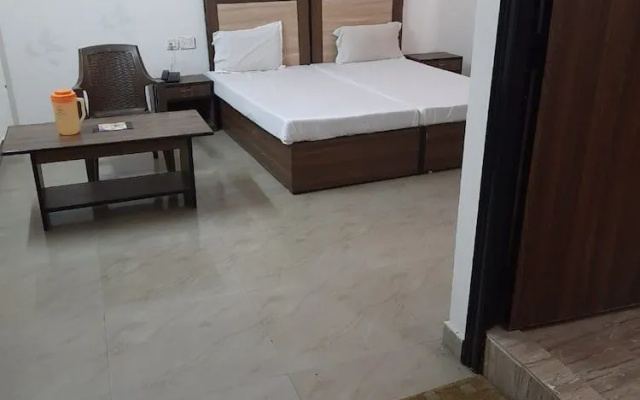Goroomgo Ambikalia Palace Agra