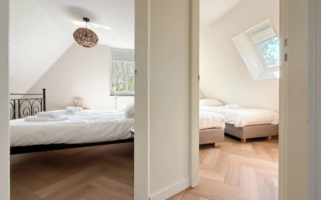 Villa With Expansive Sunny Garden