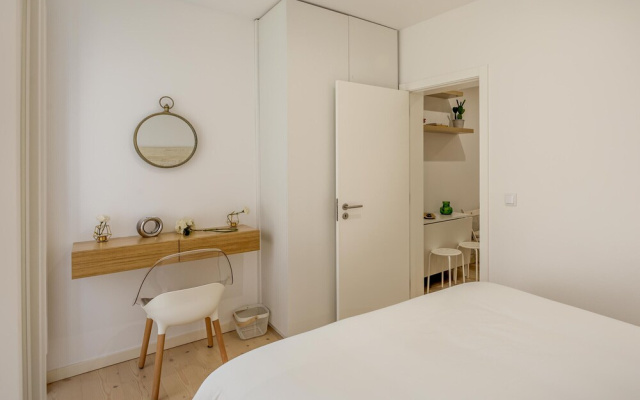 Downtown Modern Apartments by Homing