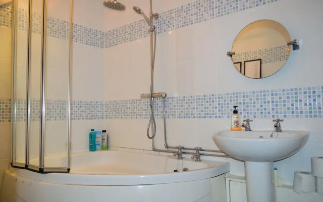 Colourful 2 Bedrooms Apartment Near Leith Walk