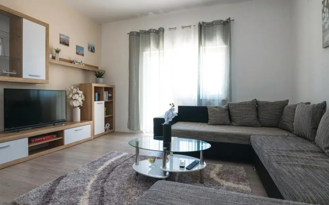 Awesome Home in Gorica With Wifi and 5 Bedrooms
