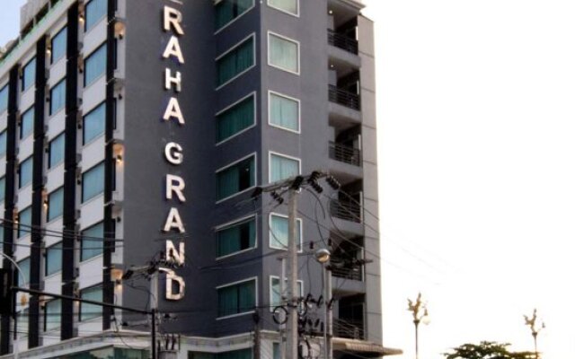 Raha Grand Hotel вид на фасад