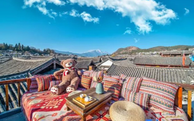 Lijiang pure sunshine · panoramic view of the ancient city and snow mountain