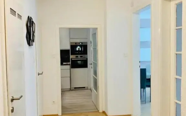 Central 75m² Apartment at Belvedere Palace