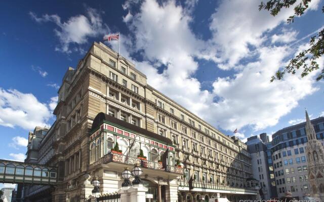 Amba Hotel Charing Cross вид на фасад