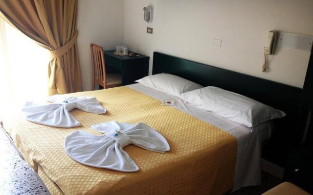 Hotel Till Римини комната для гостей