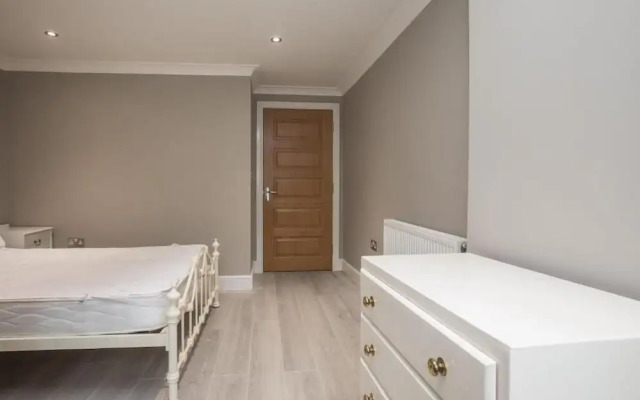 Charming 2-bedroom Apartment in Central Kingston Upon Thames