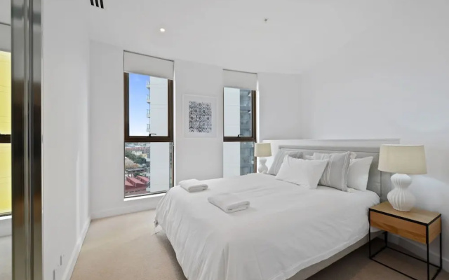 HomeHotel Luxury Apt with Shopping Mall Downstairs