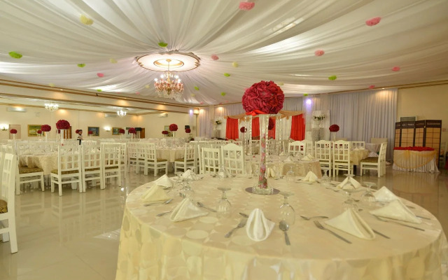 Roz And Angelique's Inn & Suites