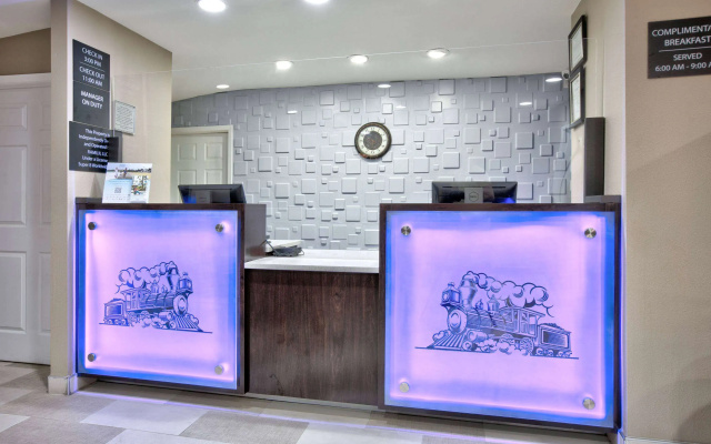 Super 8 by Wyndham Palestine