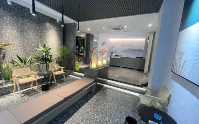 Encounter at the Corner Lodge Hotel (Shantou Chenghai Pumei Flagship Store)