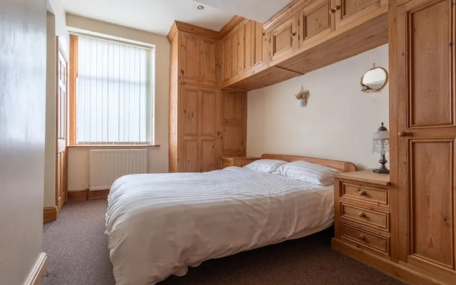Haworth Village House - Sleeps 6, Parking & Pets!