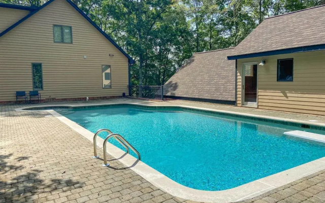 Relax Poolside! Family Getaway in Nashville Area
