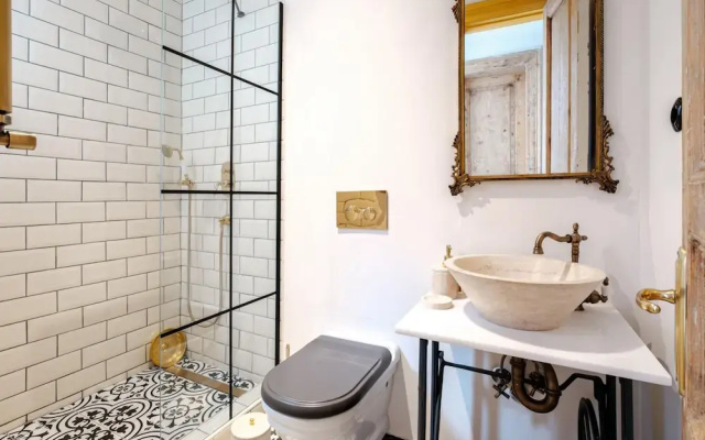 Flat With Balcony 8 min to Istiklal Avenue