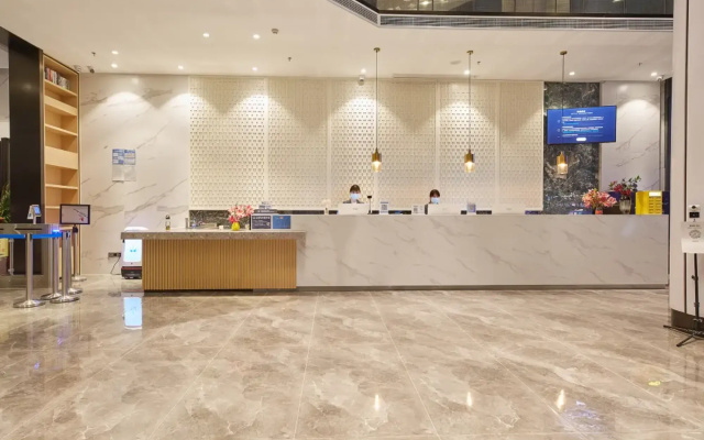 Fengyue Light Fashion Hotel (Guangzhou Baiyun Airport Renhe Metro Station Branch)