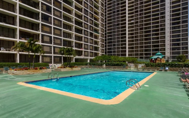 Waikiki Banyan Modern One Bedroom Free Parking