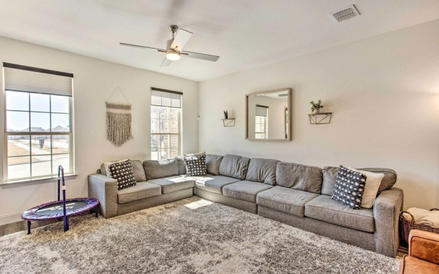 7 Mi to Lewisville Lake: Family Townhome in Frisco