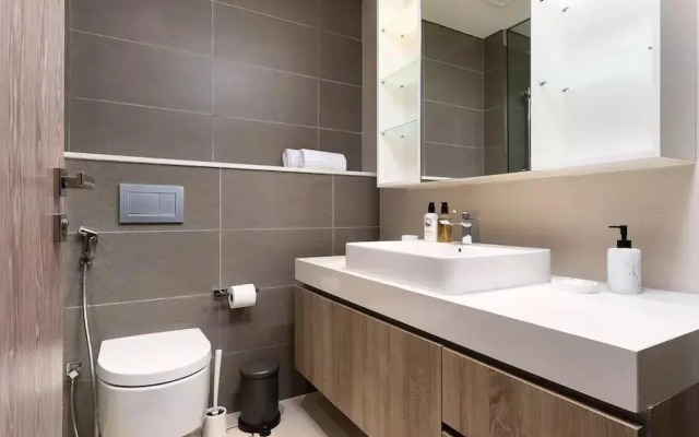 New apt in Dubai Marina with balcony