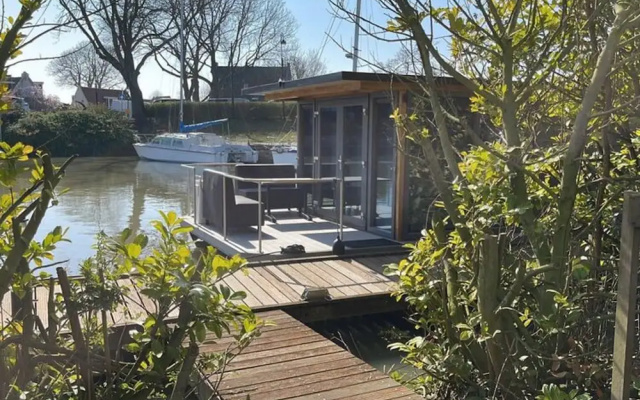 Waterfront Houseboat Near the Centre