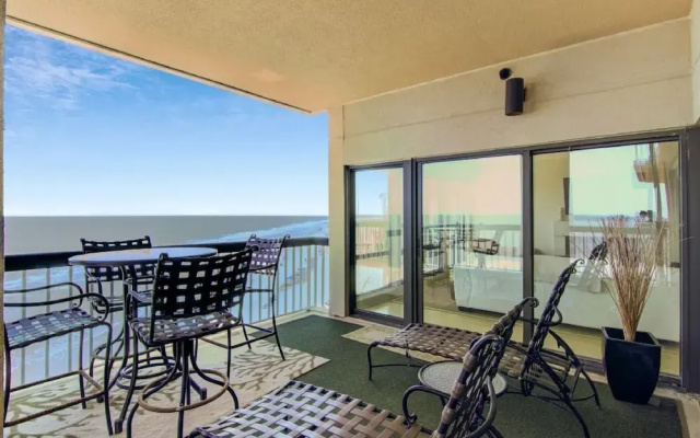 Ocean Club by RedAwning