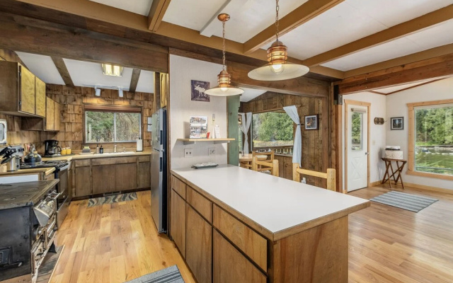 Rivers Edge 2 Bedroom Home by NW Comfy Cabins by RedAwning