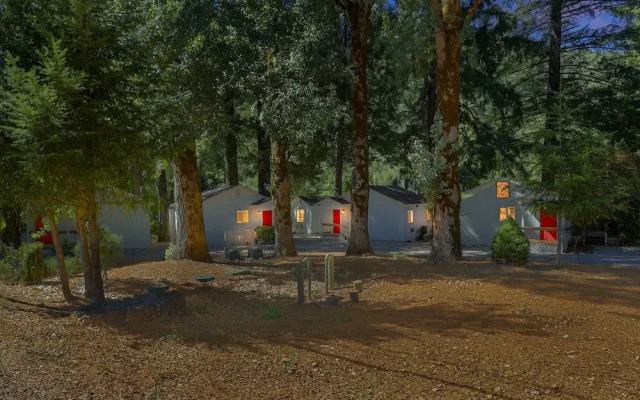 Rouge Cobb Mountain Hotel - Cabin 3