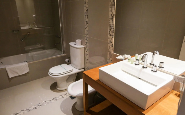 Howard Johnson by Wyndham Escobar Hotel