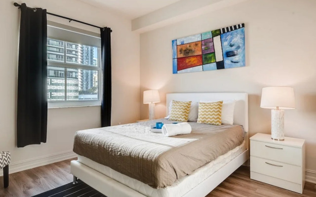 NEW- Fast Wifi - Work Desk - Top Floor - 2BR/2BA Miami! (CD2)