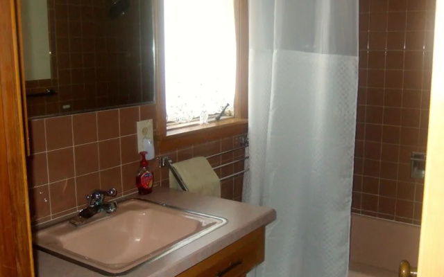 Loya's Little House Bed & Breakfast