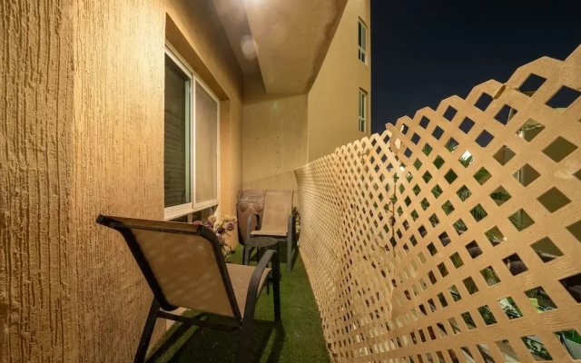 Luxury Three bedroom Apt Al Yasmin