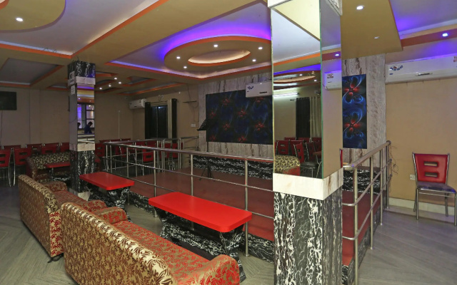 OYO 27903 Hotel Blue Moon