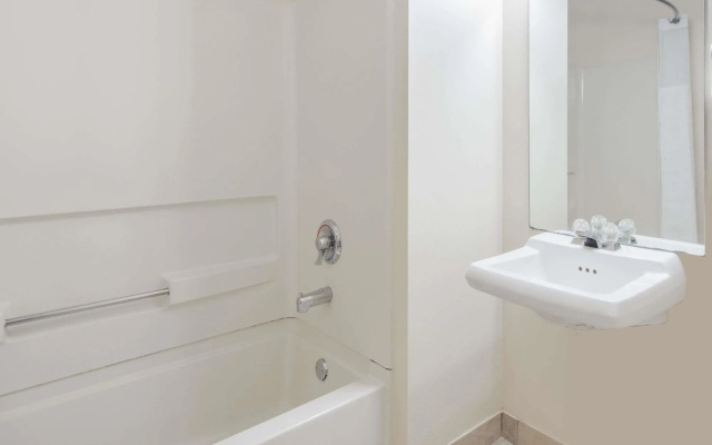 Days Inn & Suites Groton