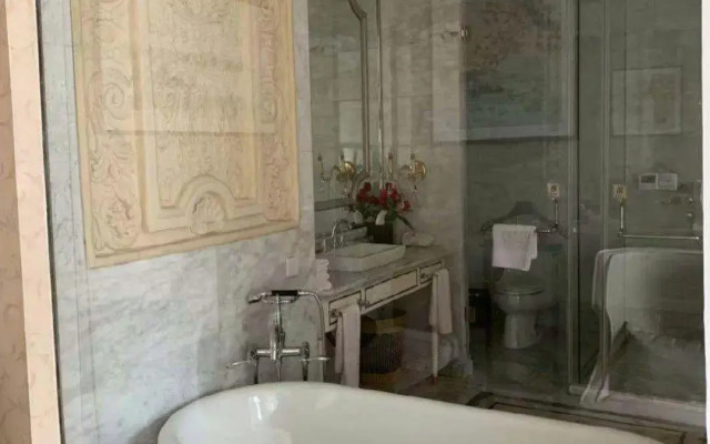 Zhongwei International Holiday Hotel