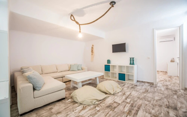 Hip family pool villa near the beach by VillaRentalsgr