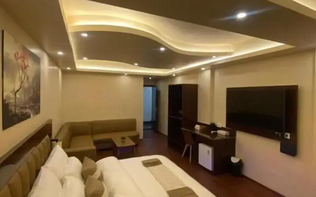 Xcelsior Hotel And Spa