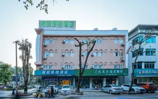 Yuecheng Express Hotel (Dongxing National Gate Port)